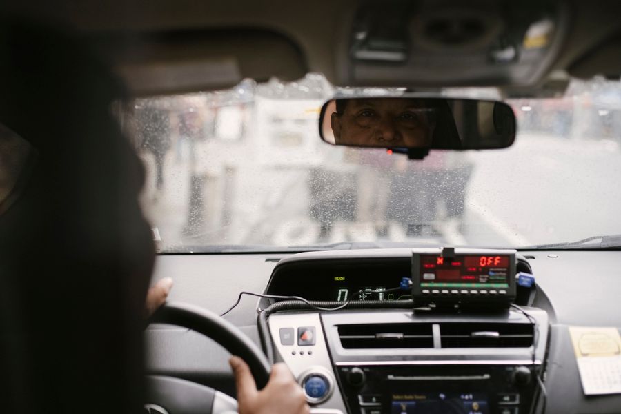 Motorista ao volante com celular no interior do veículo
