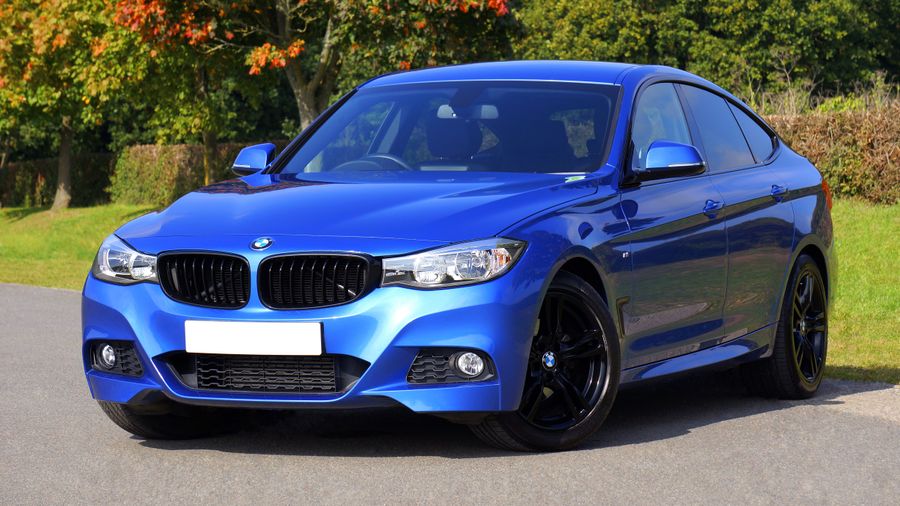 Carro azul estacionado ao ar livre